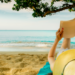 kobieta czytająca książkę na plaży podczas wakacji