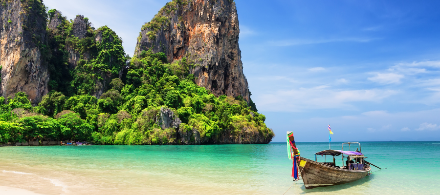 Tajlandia Krabi plaża łódź longtail turkusowa woda egzotyczne wakacje