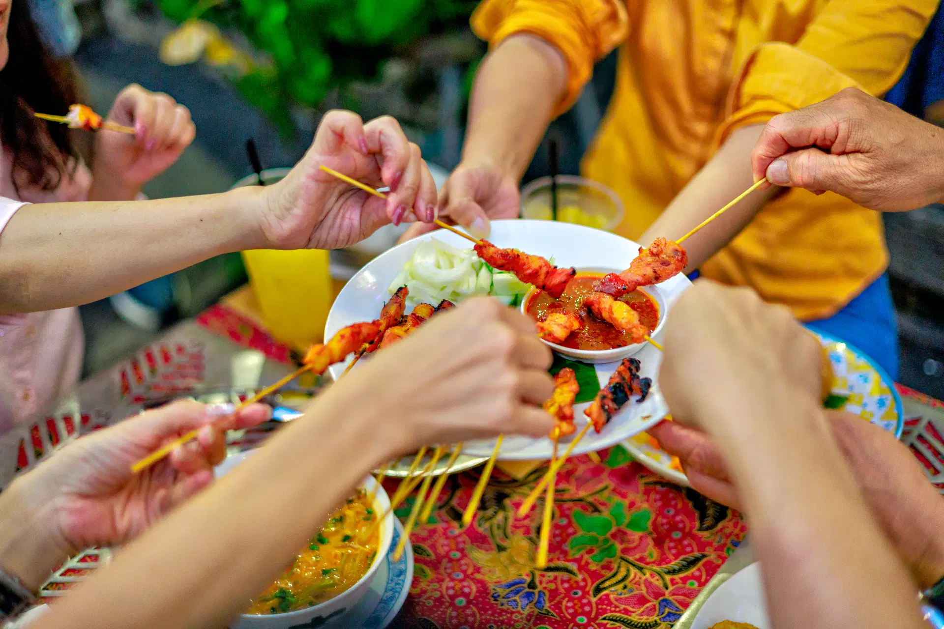 Street food Penang Malezja jedzenie uliczne satay i lokalne potrawy