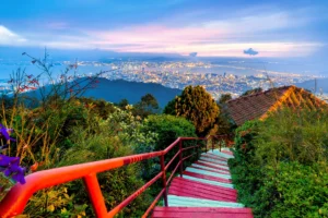 Widok z Penang Hill na miasto i wyspę o zachodzie słońca Malezja