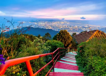 Widok z Penang Hill na miasto i wyspę o zachodzie słońca Malezja