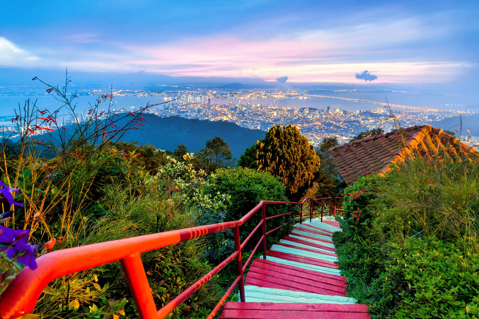 Widok z Penang Hill na miasto i wyspę o zachodzie słońca Malezja