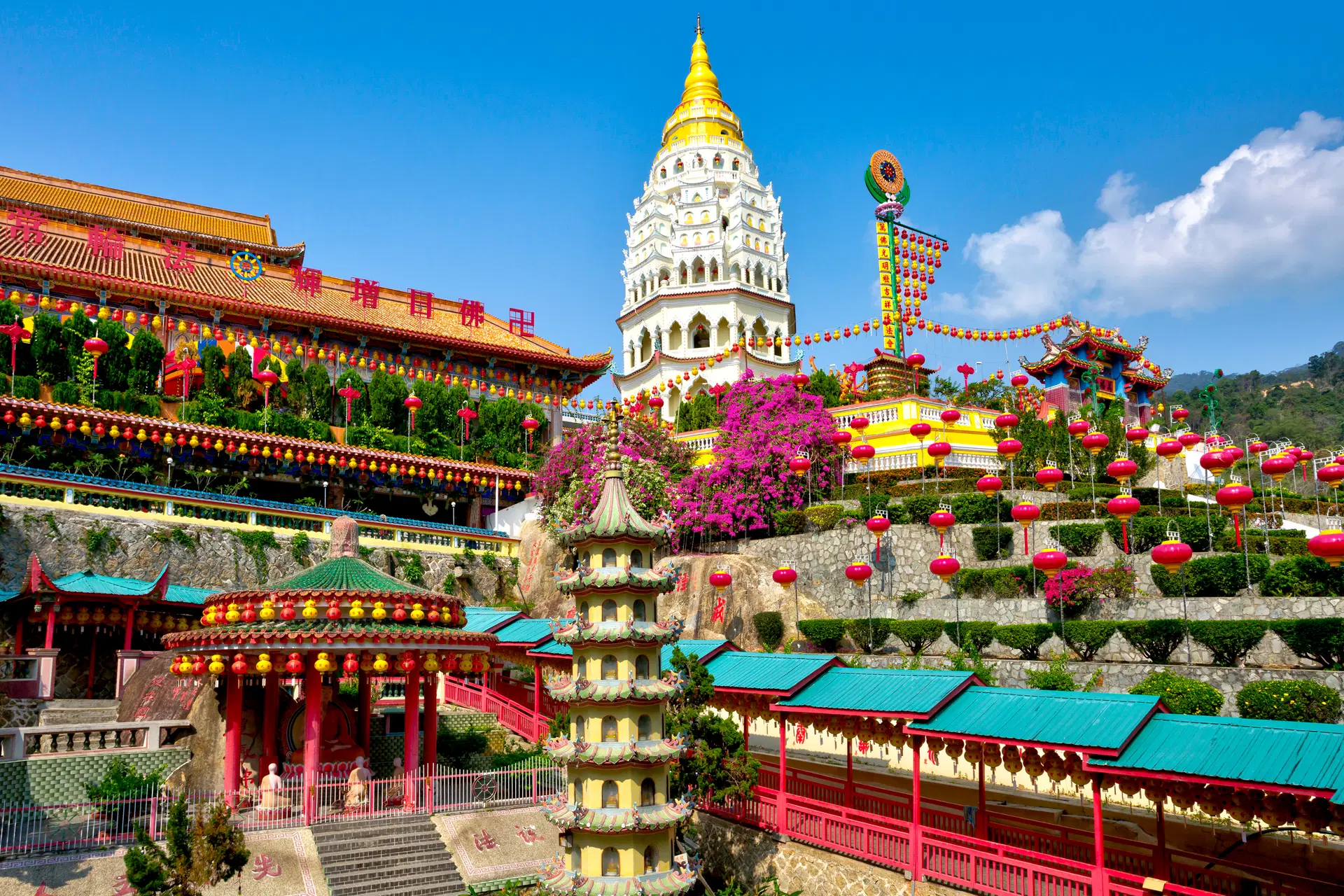 Świątynia Kek Lok Si Penang Malezja pagoda i kolorowe lampiony