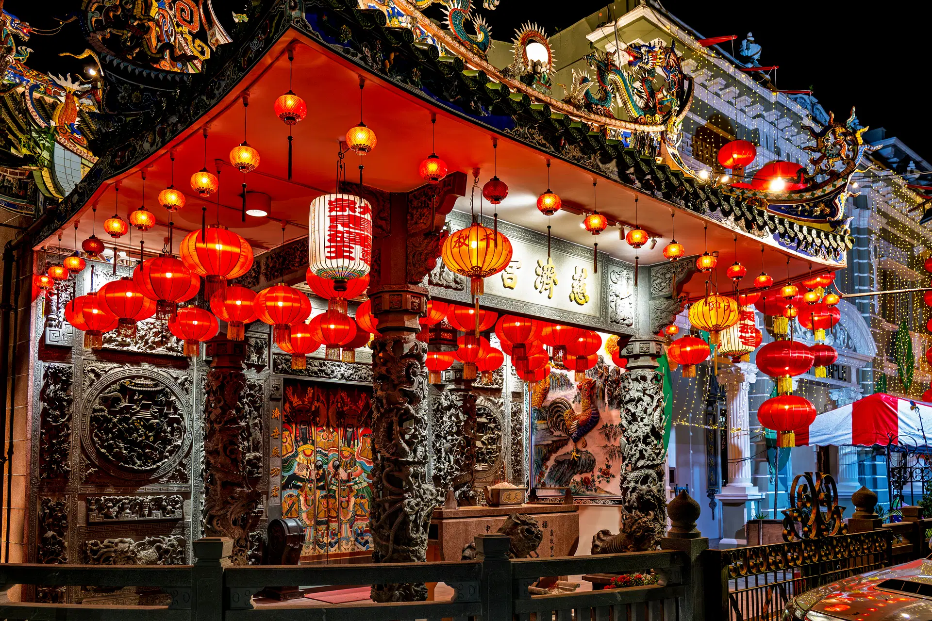 Świątynia w George Town Penang nocą z czerwonymi lampionami Malezja