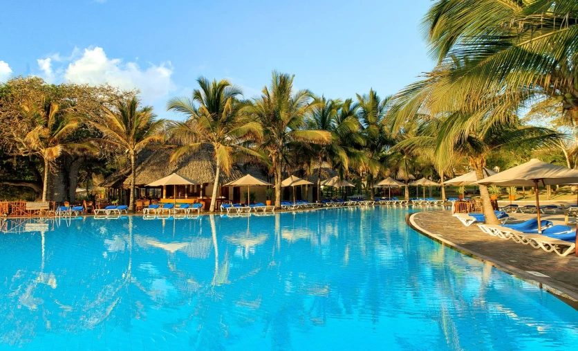 Kenia Baobab Beach Resort basen palmy egzotyczne wakacje