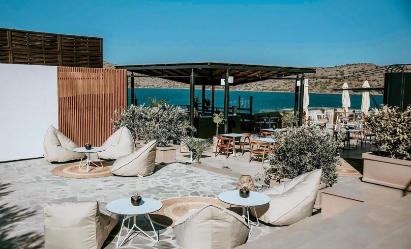 Domes Aulūs Elounda taras lounge przy morzu Kreta hotel adults only