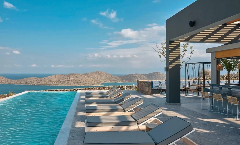 Domes Aulūs Elounda basen infinity leżaki widok na morze Kreta