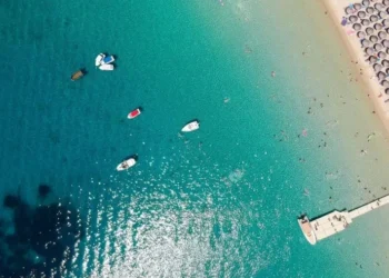 Domes Noruz Kassandra plaża turkusowa woda widok z góry Chalkidiki Grecja