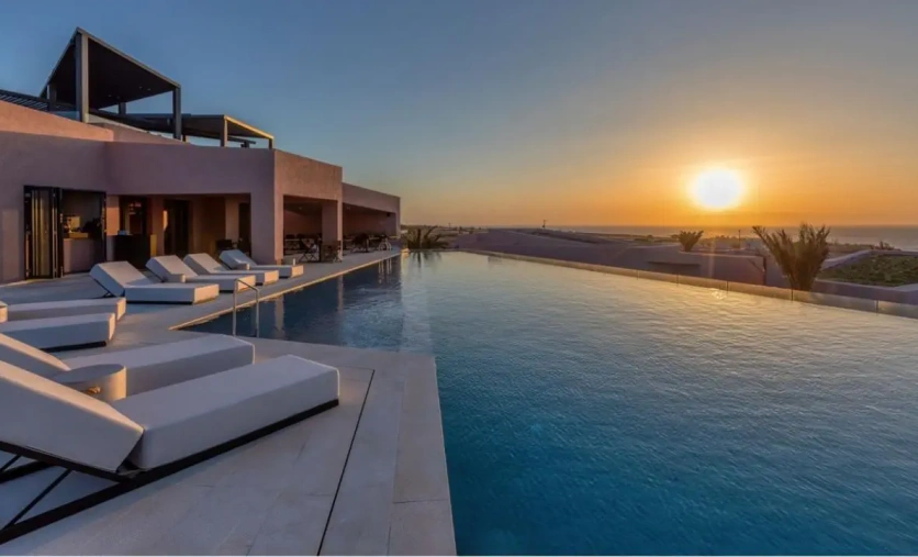 Domes Novos Santorini basen infinity zachód słońca luksusowy hotel Grecja