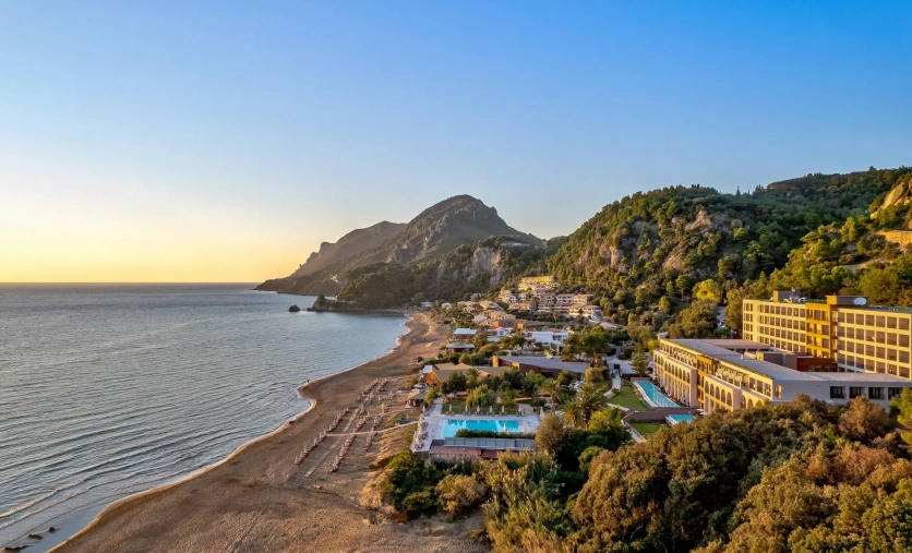 Domes of Corfu hotel przy plaży widok z lotu ptaka Korfu Grecja