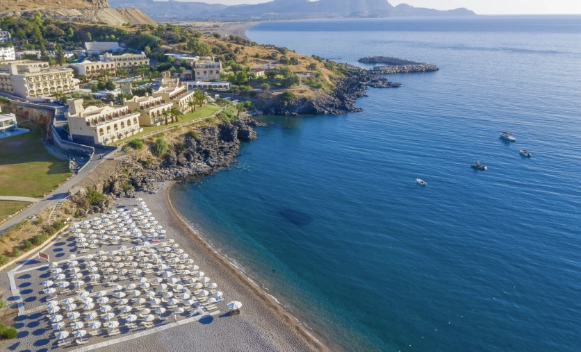 Plaża i hotel Lindos Royal na wyspie Rodos w Grecji