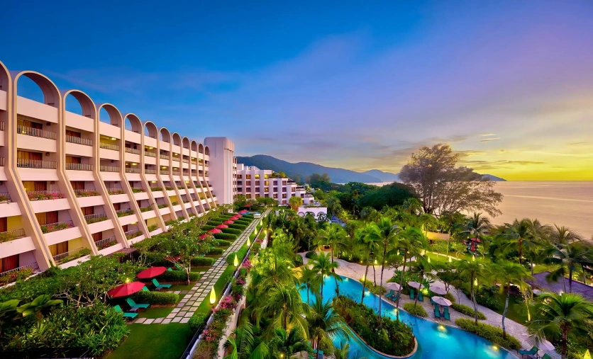 Parkroyal Penang Resort hotel przy plaży basen tropikalny Malezja