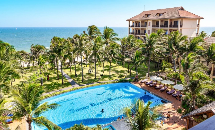Wietnam Sunny Beach Resort basen palmy plaża egzotyczne wakacje