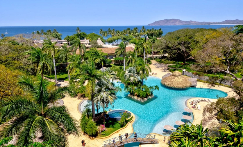Tamarindo Diria Beach Resort basen palmy Kostaryka