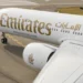 Samolot Emirates na lotnisku – linia stopniowo wznawia loty i siatkę połączeń.