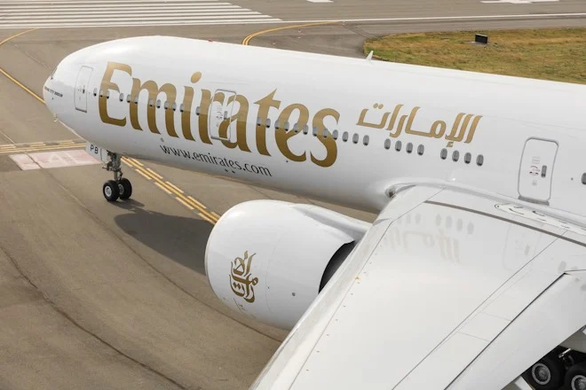 Samolot Emirates na lotnisku – linia stopniowo wznawia loty i siatkę połączeń.