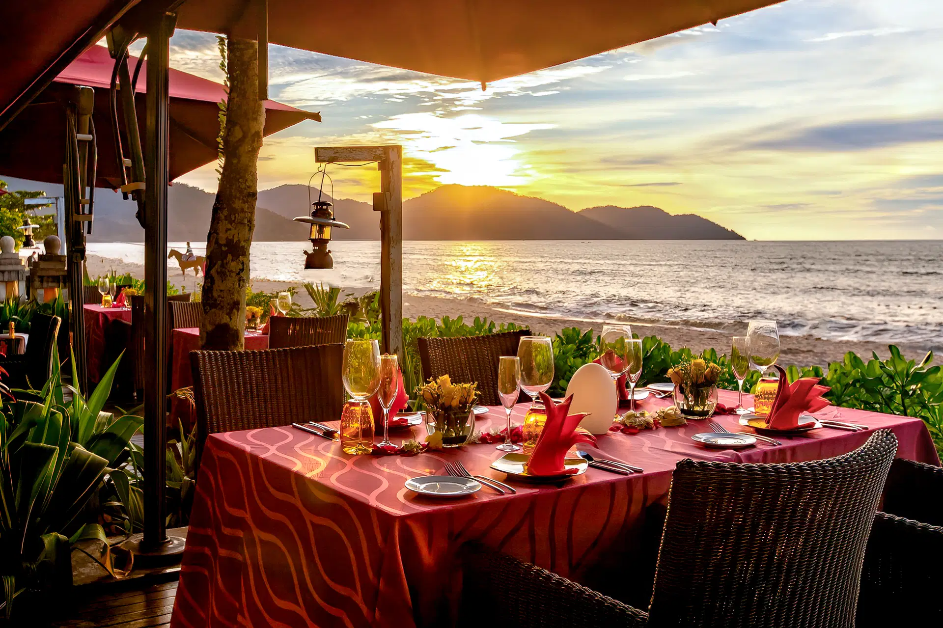 Kolacja przy plaży Penang Malezja zachód słońca restauracja nad morzem