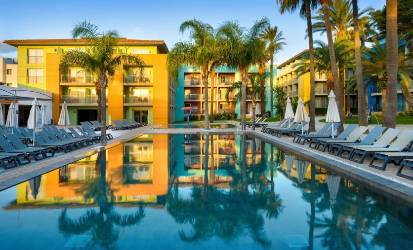 Occidental Menorca basen hotel palmy nowoczesny Minorka