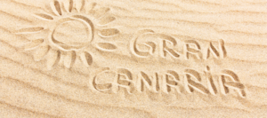 Napis Gran Canaria na piasku na plaży