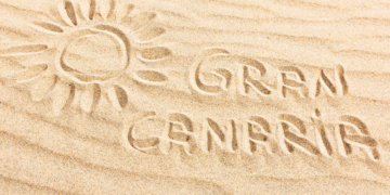 Napis Gran Canaria na piasku na plaży