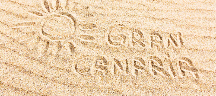 Napis Gran Canaria na piasku na plaży
