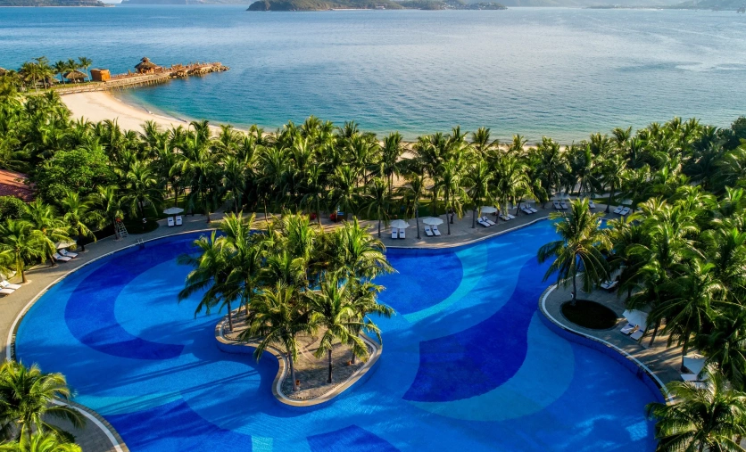 Vinpearl Luxury Nha Trang w Wietnamie – luksusowy resort z ogromnym basenem przy tropikalnej plaży