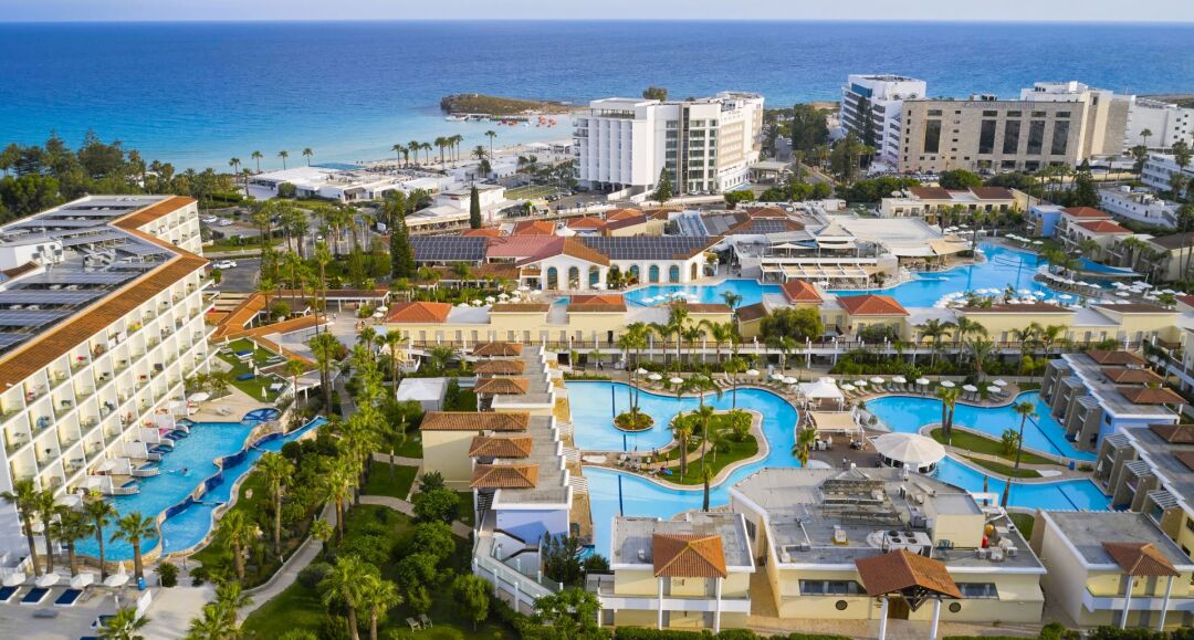 Atlantica Aeneas Resort na Cyprze – rodzinny hotel all inclusive z dużymi basenami