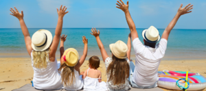 Rodzinne wakacje w maju – rodzina z dziećmi na plaży podczas wakacji all inclusive