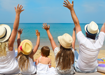 Rodzinne wakacje w maju – rodzina z dziećmi na plaży podczas wakacji all inclusive