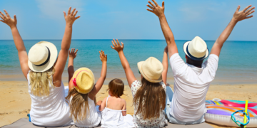 Rodzinne wakacje w maju – rodzina z dziećmi na plaży podczas wakacji all inclusive