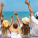 Rodzinne wakacje w maju – rodzina z dziećmi na plaży podczas wakacji all inclusive