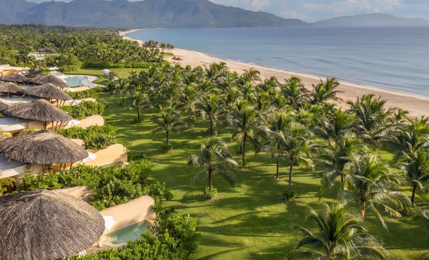 Ana Mandara Cam Ranh Resort w Wietnamie – luksusowe wille przy tropikalnej plaży i palmowym ogrodzie