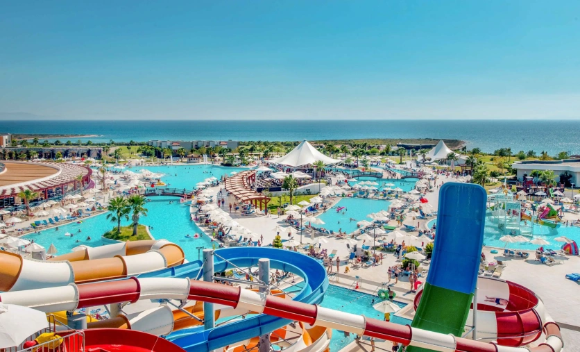 Aquasis De Luxe Resort & Spa w Turcji – rodzinny hotel z aquaparkiem i basenami