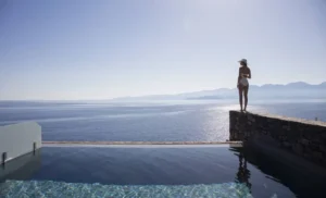 Hotel Aquila Elounda Village na Krecie z basenem infinity i widokiem na morze