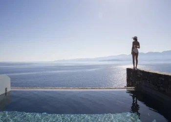 Hotel Aquila Elounda Village na Krecie z basenem infinity i widokiem na morze