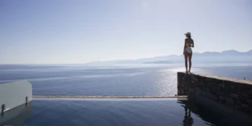 Hotel Aquila Elounda Village na Krecie z basenem infinity i widokiem na morze