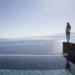 Hotel Aquila Elounda Village na Krecie z basenem infinity i widokiem na morze