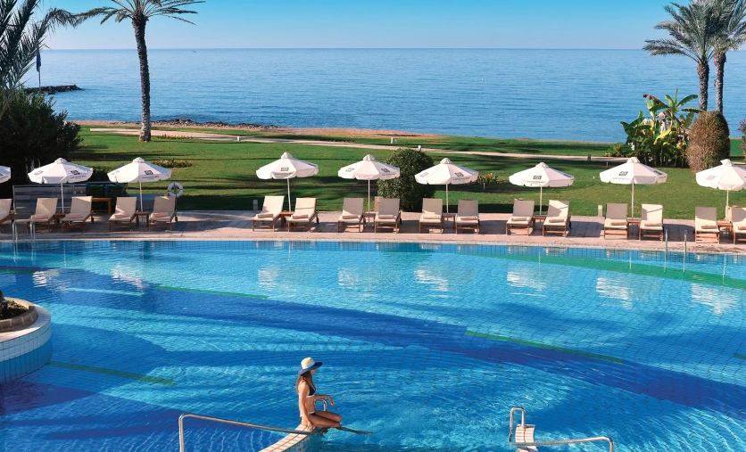 Constantinou Bros Athena Beach Hotel na Cyprze – luksusowy hotel premium przy plaży
