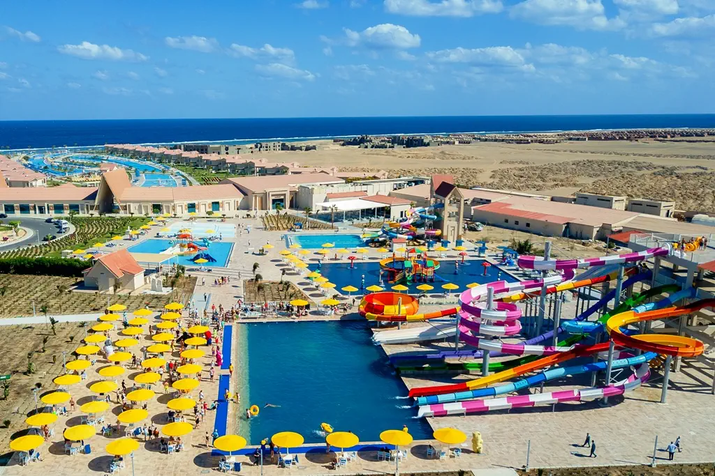 Kolorowe zjeżdżalnie w aquaparku Albatros Sea World Marsa Alam