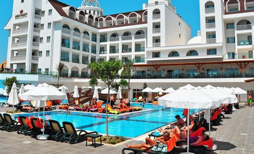 Crown Serenity Side Turcja hotel basen leżaki wakacje all inclusive
