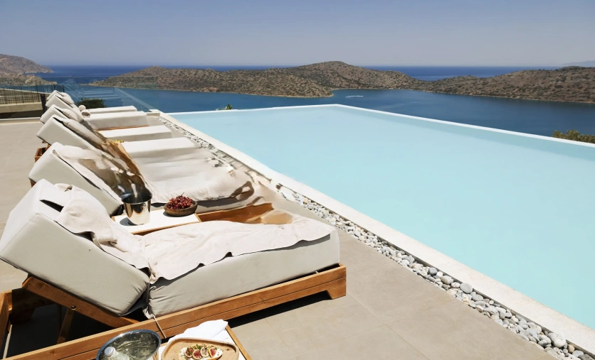 Hotel Domes Aulūs Elounda na Krecie – luksusowy basen infinity z widokiem na morze