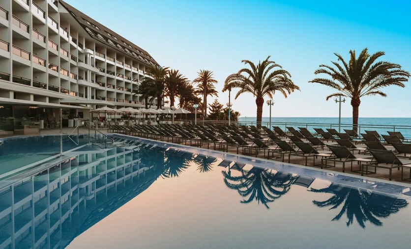 Basen hotelu Don Gregory by Dunas przy oceanie na Gran Canarii