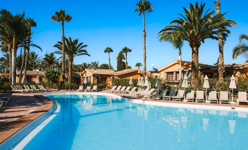 Basen i palmy w hotelu Maspalomas Resort by Dunas na Gran Canarii