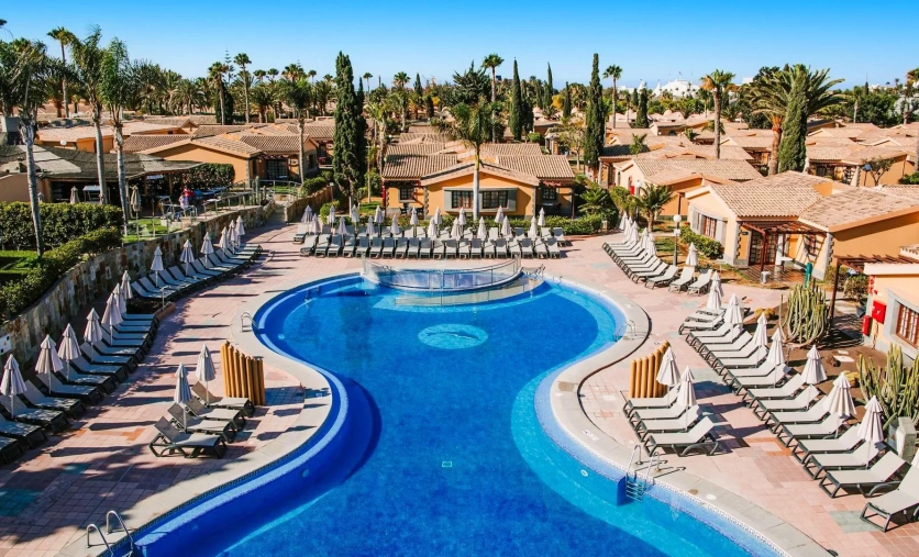 Panorama basenu hotelu Maspalomas Resort by Dunas na Gran Canarii