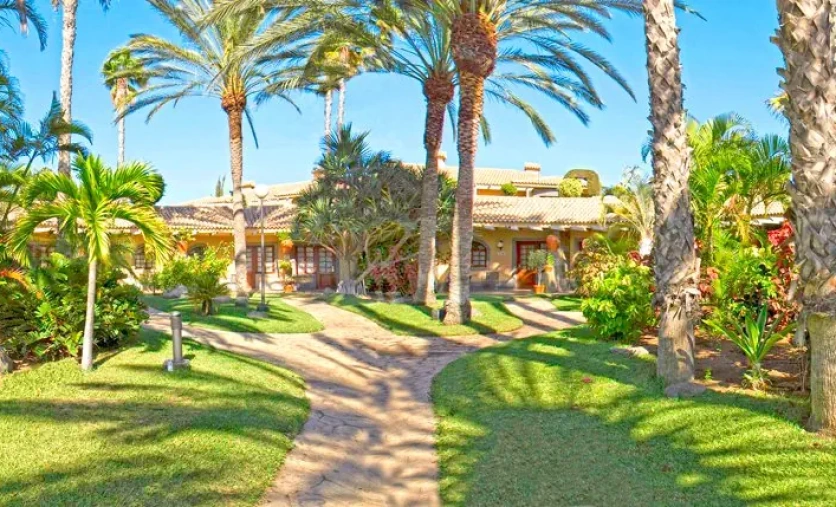 Ogród i bungalowowa zabudowa hotelu Dunas Suites & Villas Resort na Gran Canarii