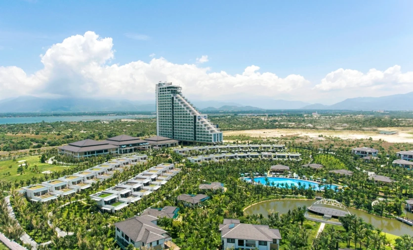 Duyen Ha Resort Cam Ranh w Wietnamie – luksusowy resort z tropikalnym ogrodem i dużym basenem