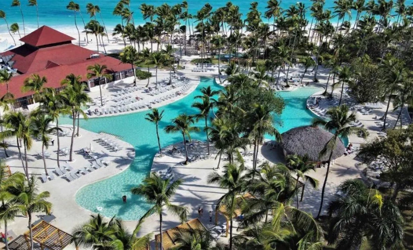 Rajski hotel Grand Bavaro Princess Punta Cana z turkusowym basenem i palmami – egzotyczne wakacje zimą 2026/2027