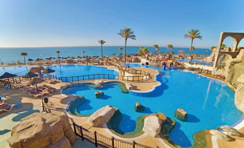 Holiday World Polynesia na Costa del Sol – rodzinny hotel z basenami w Hiszpanii