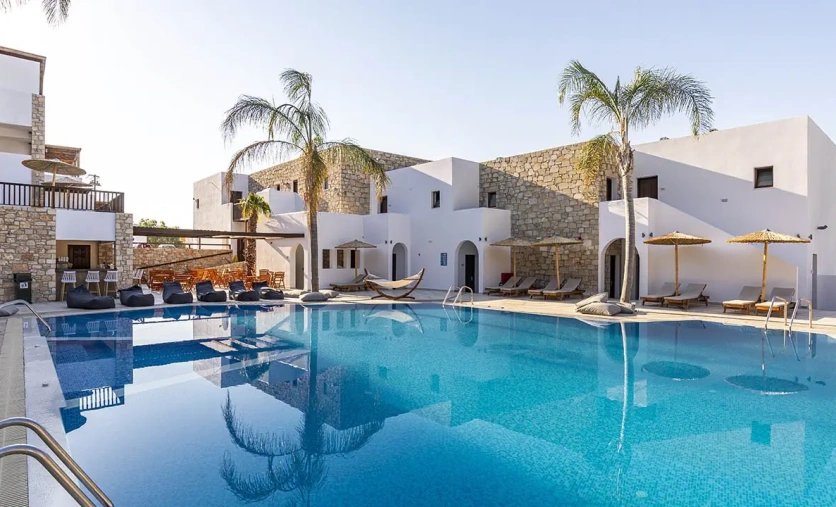 Hotel Costa Lindia Blue Star na Rodos z dużym basenem i nowoczesną zabudową w greckim stylu