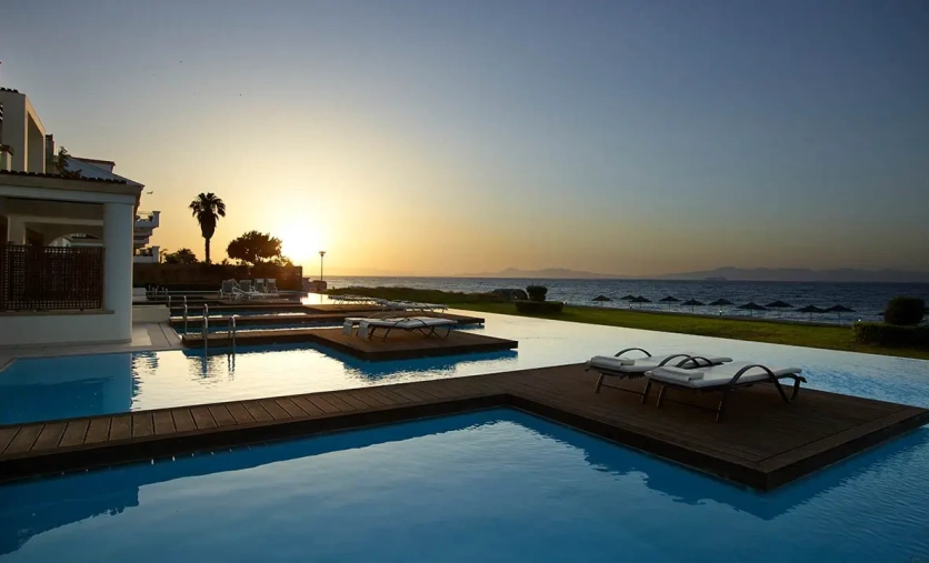 Hotel The Ixian Grand na Rodos – luksusowy hotel przy plaży o zachodzie słońca